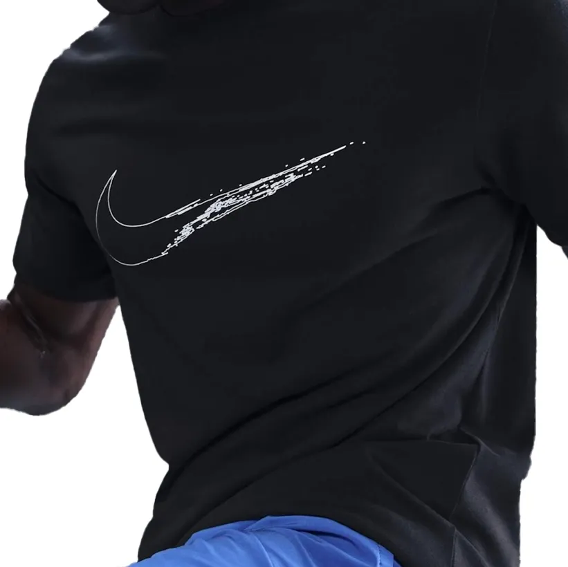 Camiseta masculina Nike preta vista de costas com logo branco